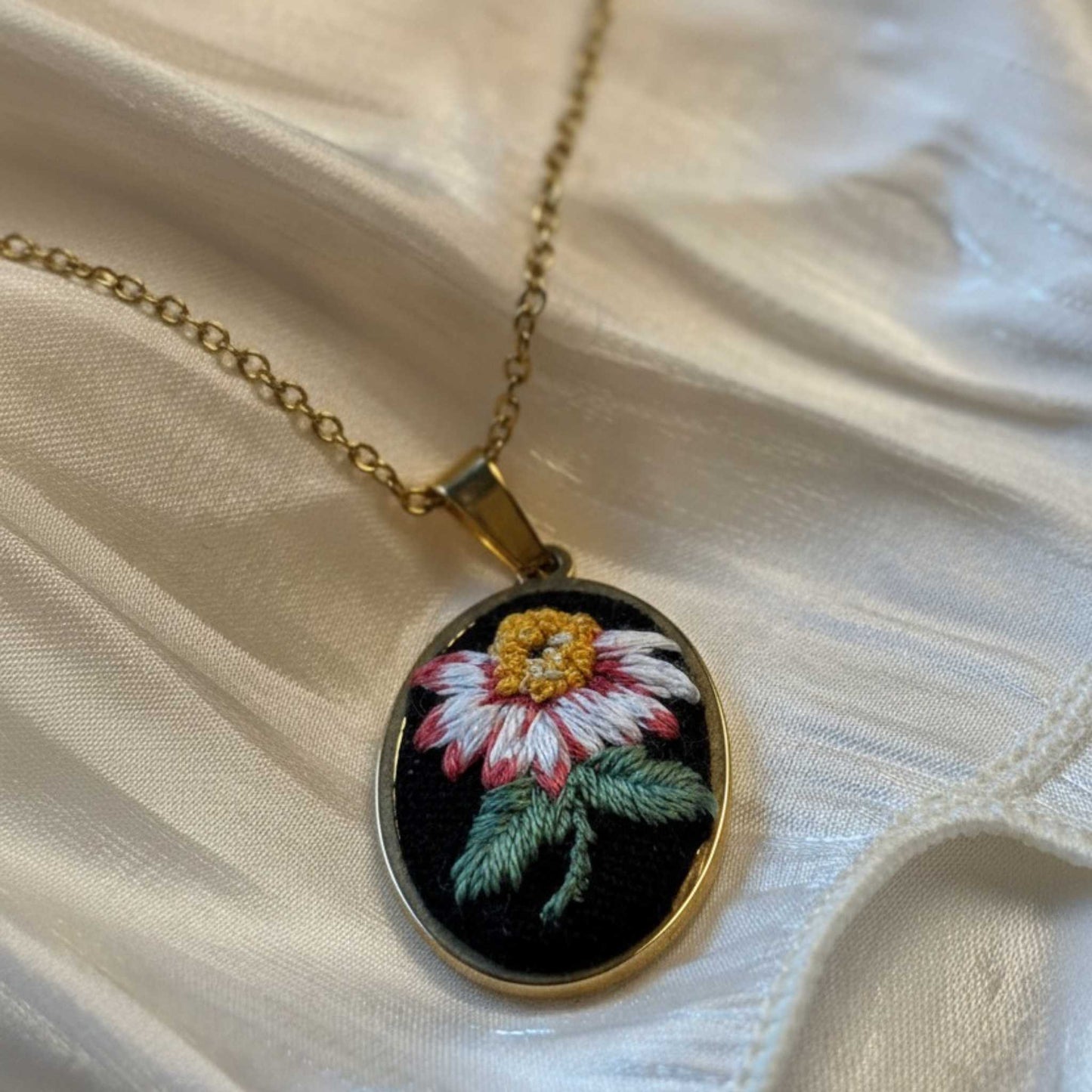 Colar Flor "Crisântemo da Felicidade"