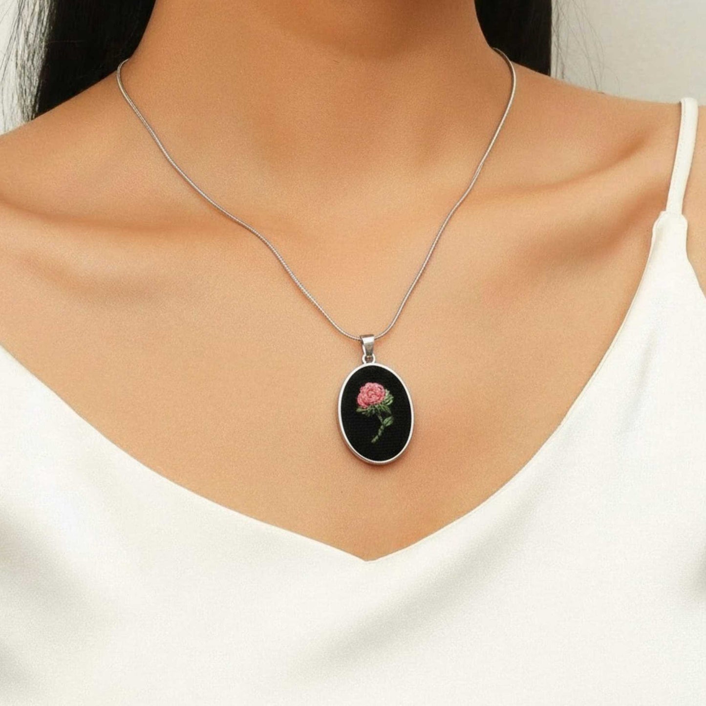 Colar "Rosa Solitária"