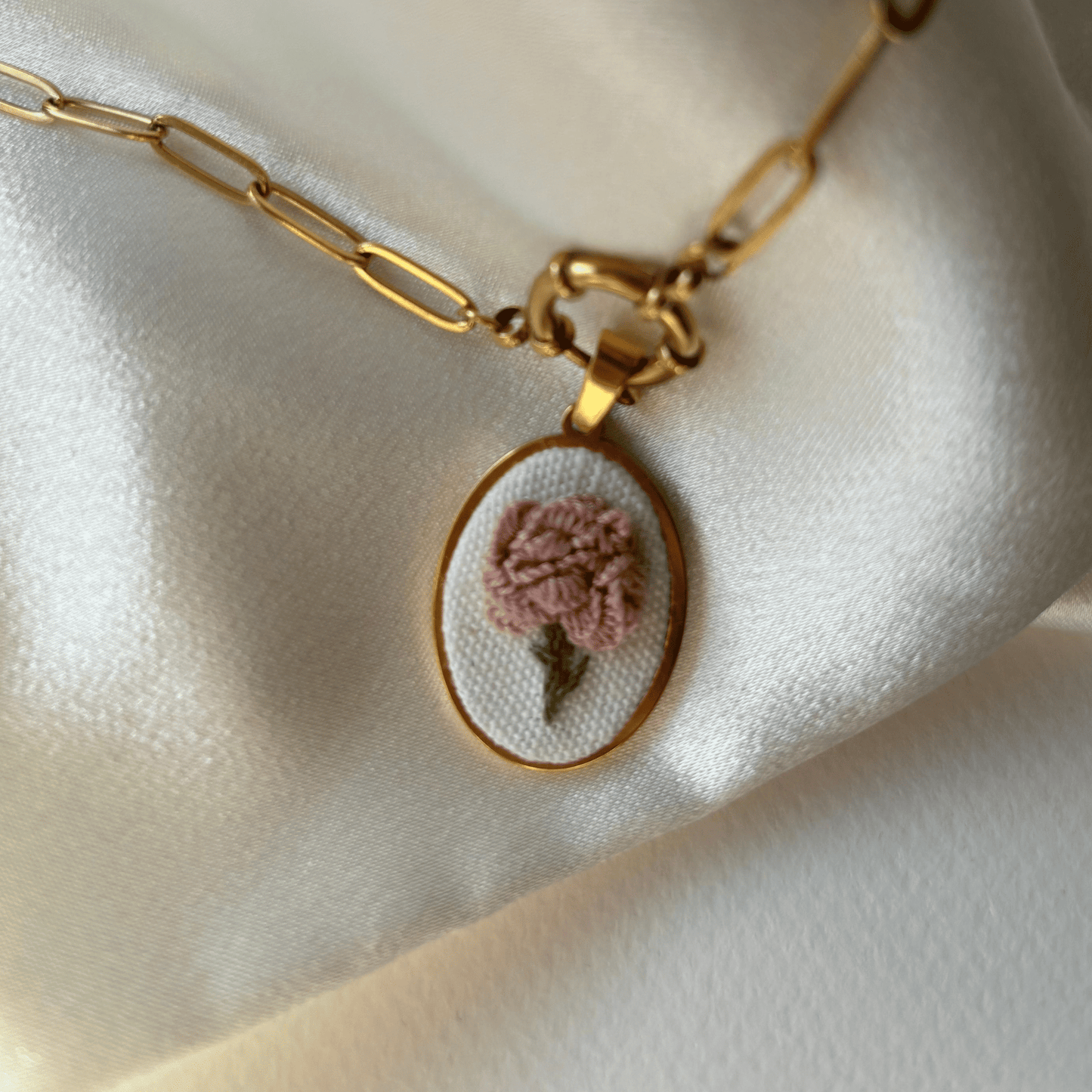 Colar Flor cravo cor de rosa