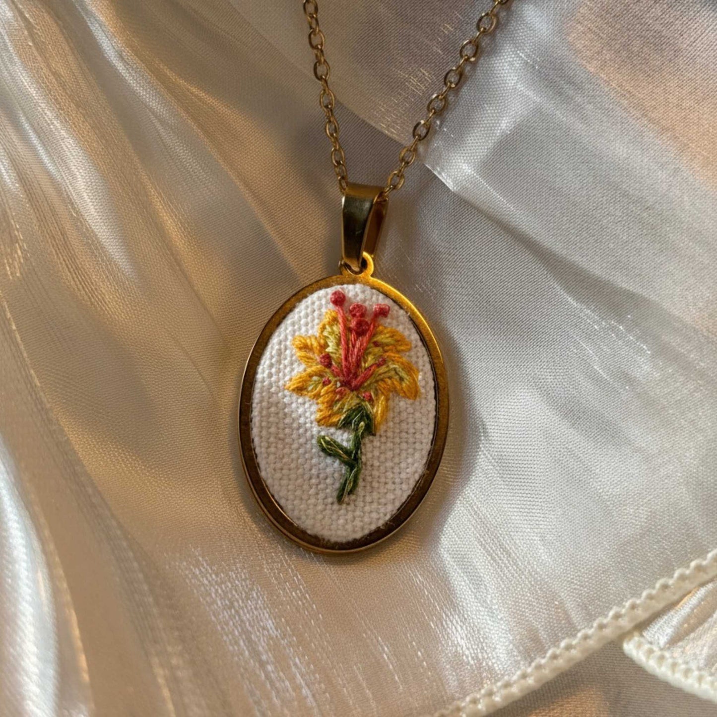 Colar Flor Lirio Amarelo
