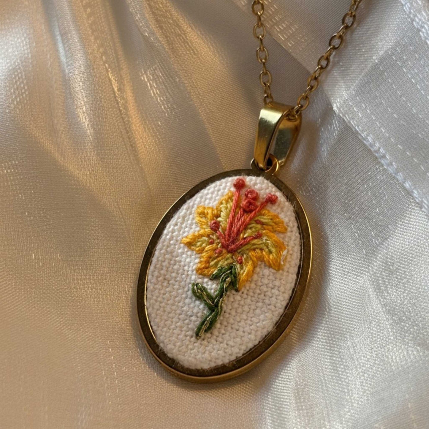 Colar Flor Lirio Amarelo