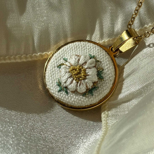 Colar Flor "A Margarida Símbolo de Pureza"