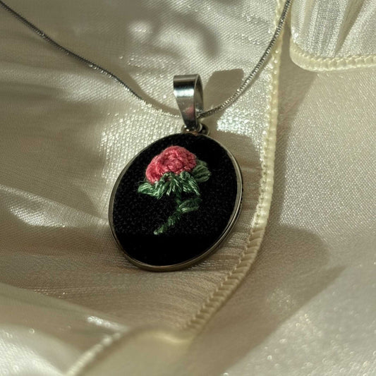 Colar "Rosa Solitária"