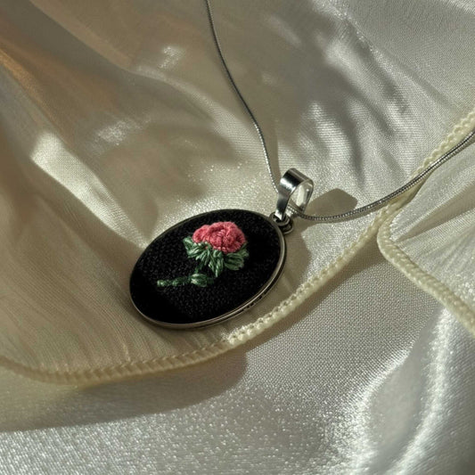 Colar "Rosa Solitária"