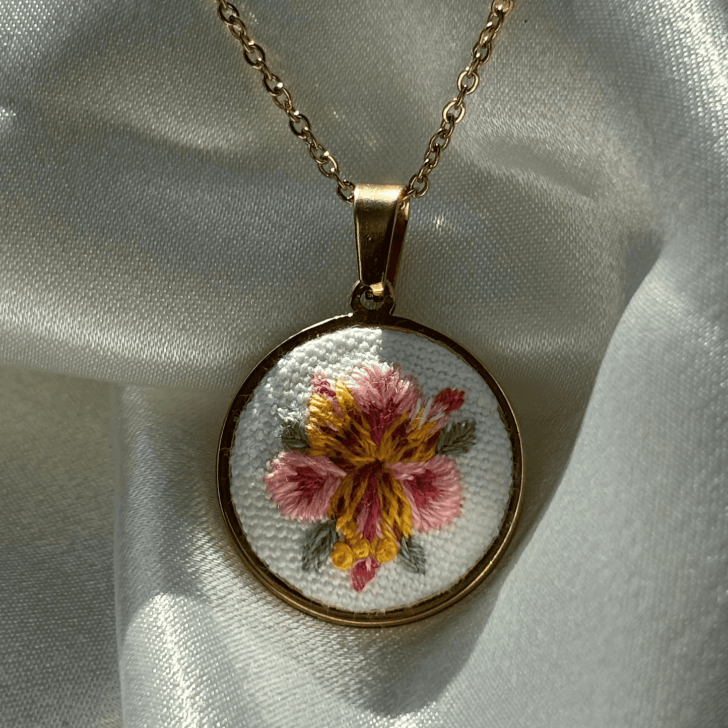 Colar Flor Astromelia